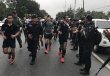 ขอบคุณน่ะ!! ตูน บอดี้สแลมสวมกอด ผบ.ที่นำทหาร 300 นายยืนแถวหน้ากระดานส่งถึงเขต สงขลา ชื่นมื่น รวมยอดวิ่งชายแดนใต้เกือบ 80 ล้าน (ชมคลิป)