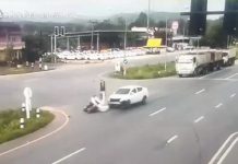 ภาพนาทีชีวิตคุณยายวัย 72 ปี ขับรถฝ่าไฟแดงถูกเก๋งชนร่างปลิวลอยคว้างกลางอากาศ (ชมคลิป)