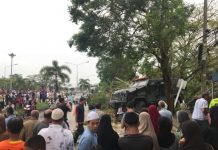 รถหุ้มเกราะพุ่งชนแหลกร้านก๋วยเตี๋ยวยับเยิน ชาวบ้านรับเคราะห์ ดับ 1 เจ็บ 4 ผบ.ฉก.เสียใจและพร้อมช่วยเหลือเต็มที่