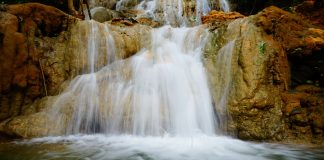 น้ำตกวังโต๊ะยิ้ม เห็นแล้วต้องยิ้ม ถูกพบท้ายป่าหมู่บ้าน